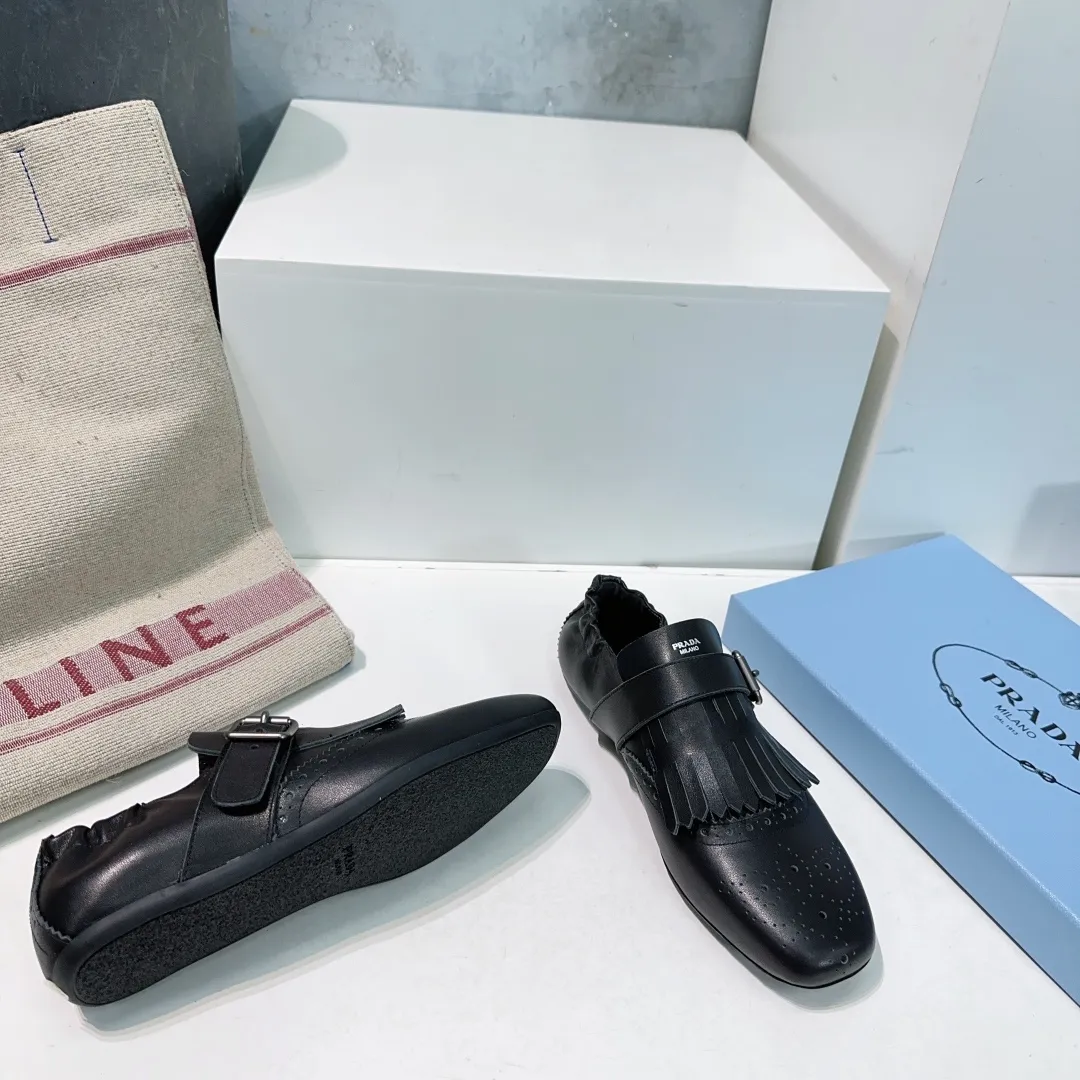 👟👟Ex-factory price 580👟👟! Prada 25 spring and summer catwalk new brogue carved tassel retro loafers and slippers series 🔥 🌟🌟🌟This shoe deliberately presents a classic and retro style, with both masculine temperament and feminine style, forming a binary contrast, highlighting the iconic style of the Prada series. The tassels are crafted using special craftsmanship, and details such as buckles and brogue patterns reveal traditional charm. An unconventional and surprising reinterpretation, the shoe is re-launched in a more fashionable design. The upper is made of imported calfskin, the lining is sheepskin, and the original molded rubber sole. Number of yards: 35-40 (40 pieces are non-refundable). Comes with original packaging.